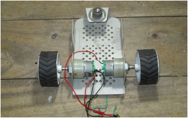 Image showing Frame of Robotic Car fully assembled with DC Motors and Wheels