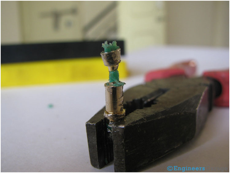 Image Showing Shape of Middle Metallic Contact In A TRS Connector Image Showing Shape of Middle Metallic Contact In A TRS Connector