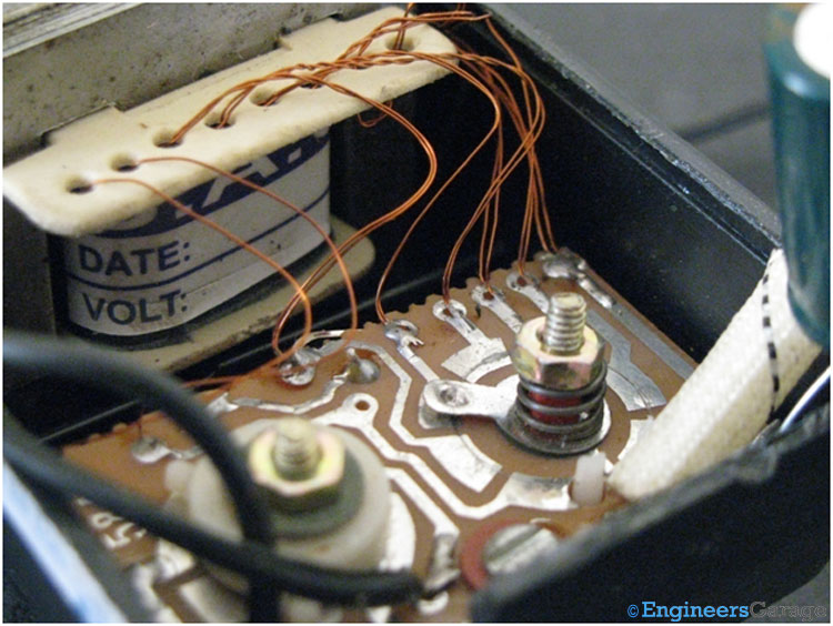 Wire connection pattern of plate, output wire, and voltage regulator knob